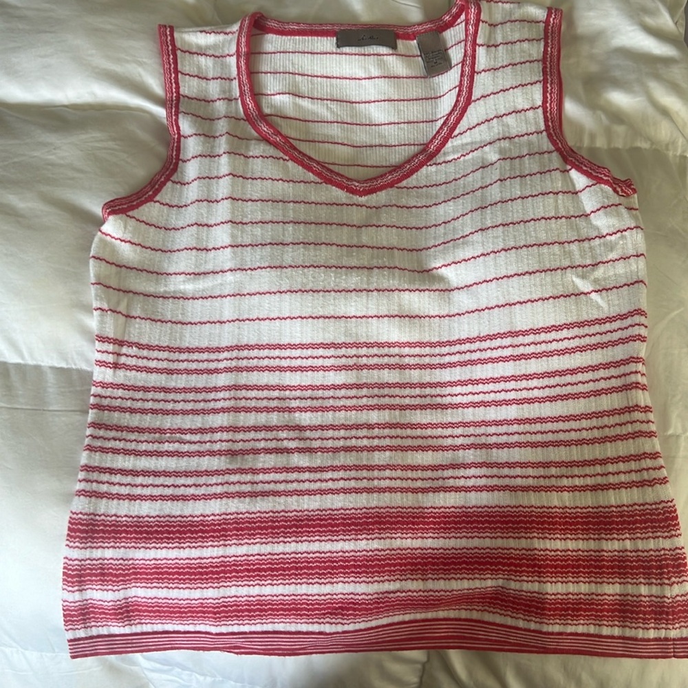 Red/white sleeveless shirt